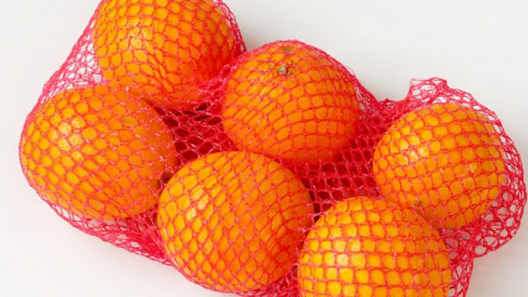 لهذه الأسباب يحفظ البرتقال بأكياس حمراء