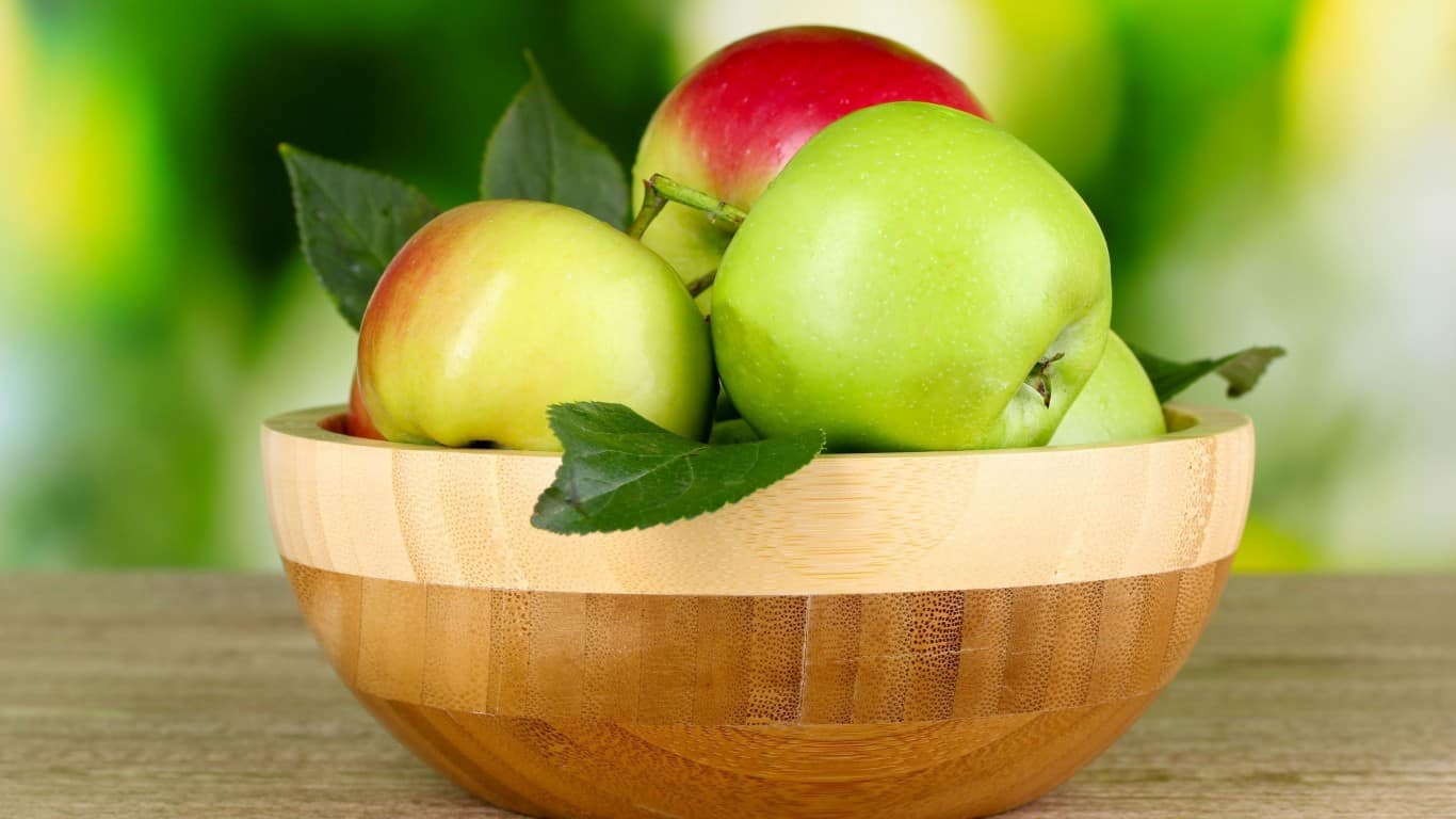 العلم يوضح لماذا عليك تناول التفاح يوميا؟