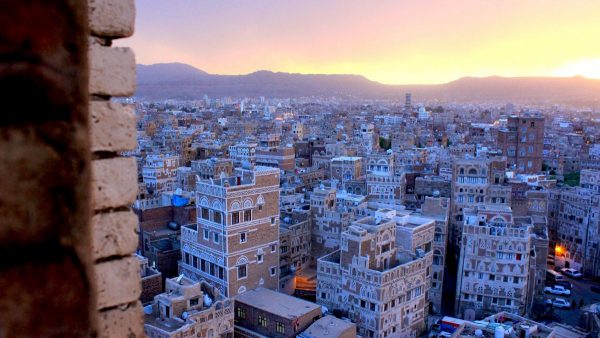 السكان يعزلون حارة في صنعاء ويفرضون إجراءات وقائية على الداخلين والخارجين منها