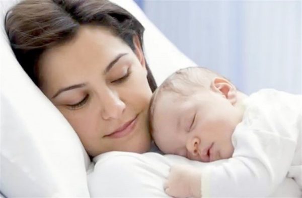 فوائد كثيرة لإرضاع الطفل منذ الساعة الاولى بعد الولادة!