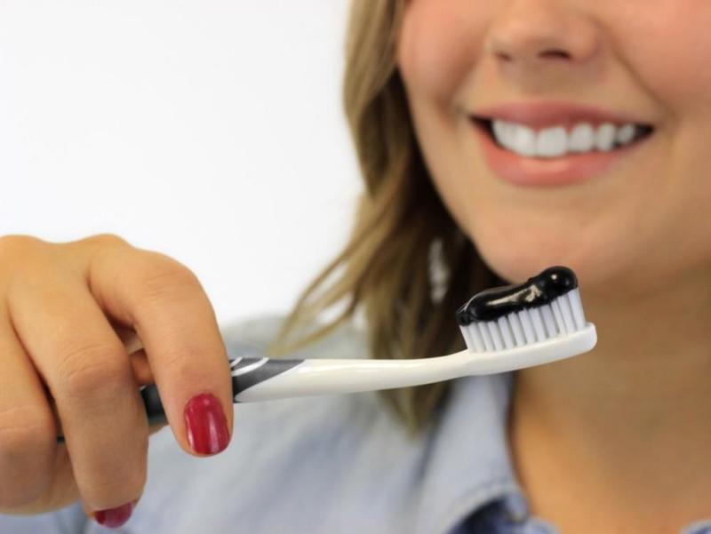أضرار تنظيف الأسنان بالفحم