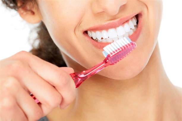 تعرف على أكثر الأخطاء شيوعاً عند تنظيف الأسنان