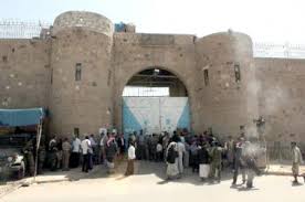 عاجل … 12 عملية خطيرة في أكبر سجن يمني