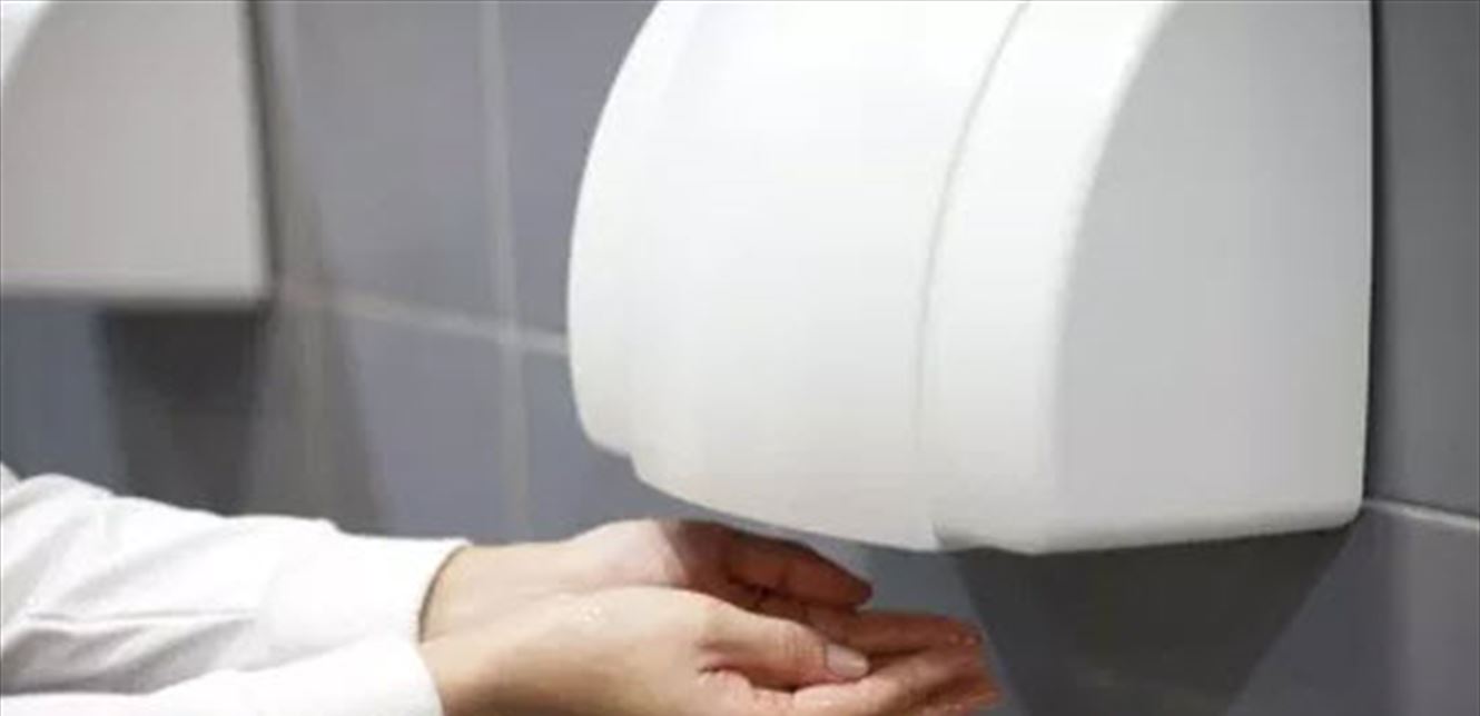 طبيبة تحذر من مجففات اليدين في الحمامات العامة