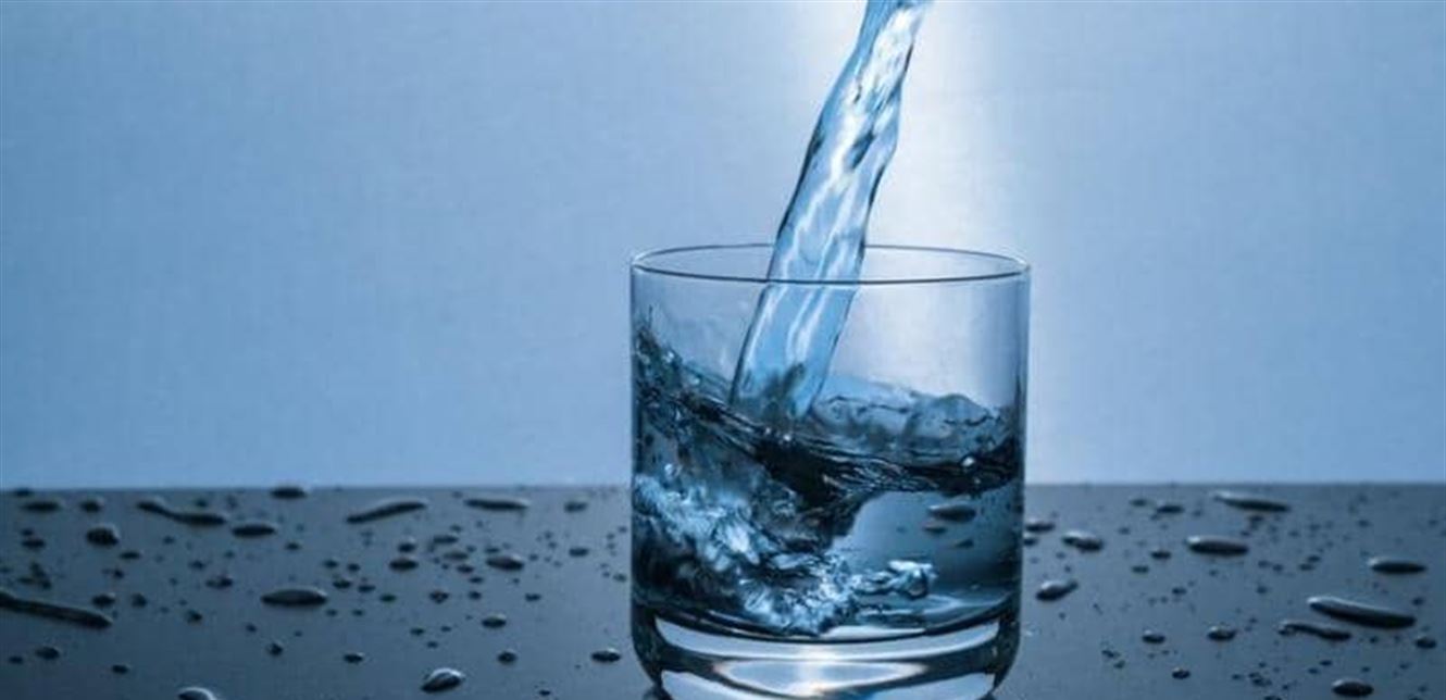 من شرب الماء إلى كتم النفس.. تعرف على أشهر “خرافات” كورونا