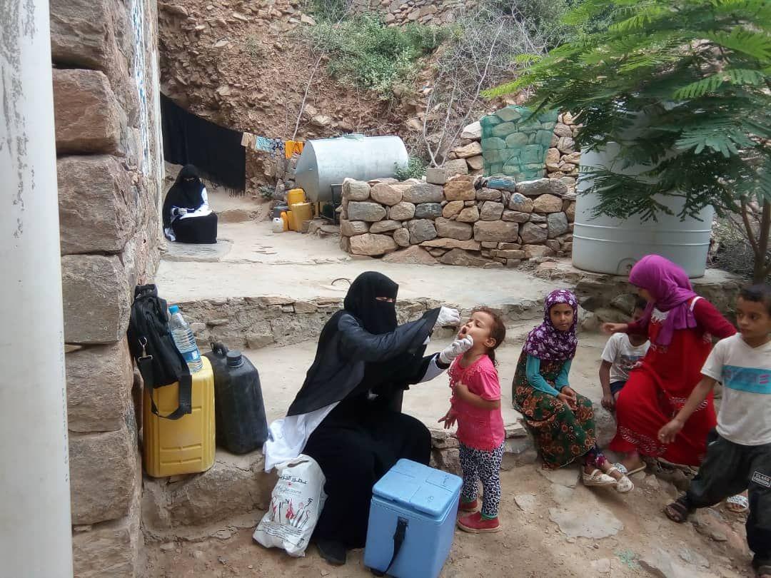 تحصين أكثر من مليون طفل يمني ضد شلل الاطفال
