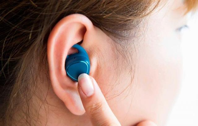 طبيب.. سماعات الأذن اللاسلكية تؤثر على الدماغ