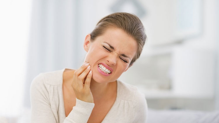 طبيب يوضح أسباب معاناة النساء الحوامل من أمراض الأسنان