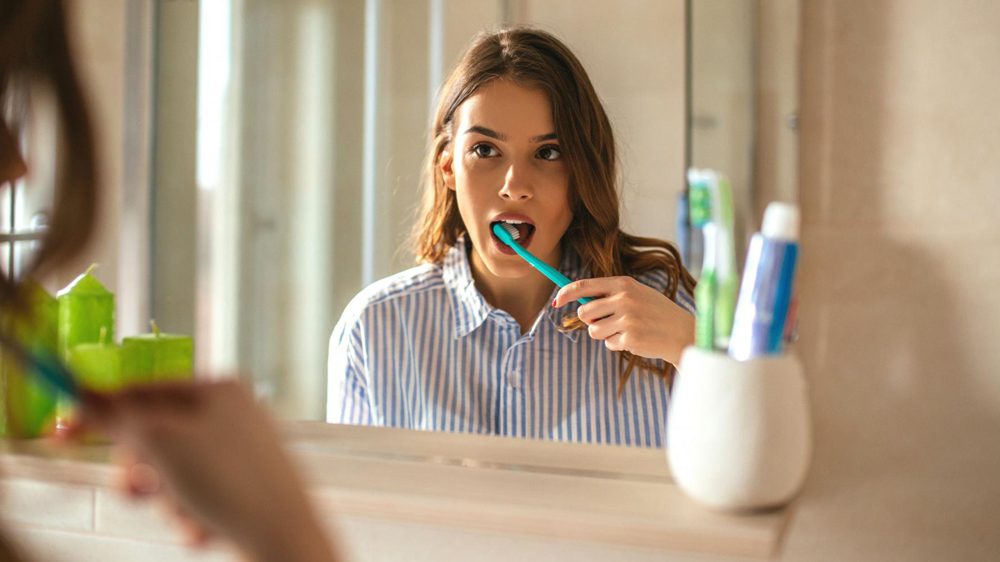 خبراء: إهمال تنظيف الأسنان قد يسبب سرطان الفم