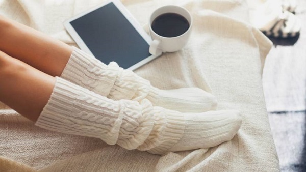 تعرف على فوائد وأضرار ارتداء الجوارب أثناء النوم في الشتاء