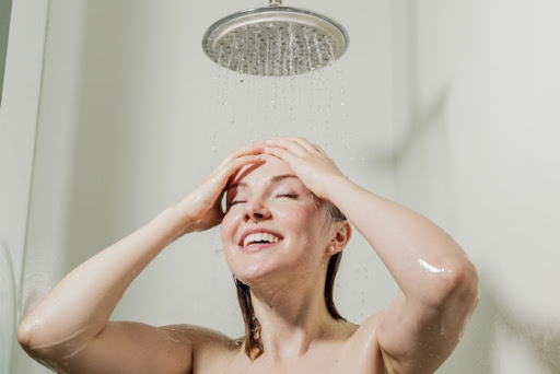 هل الإستحمام يومياً مفيد لصحة الجلد؟