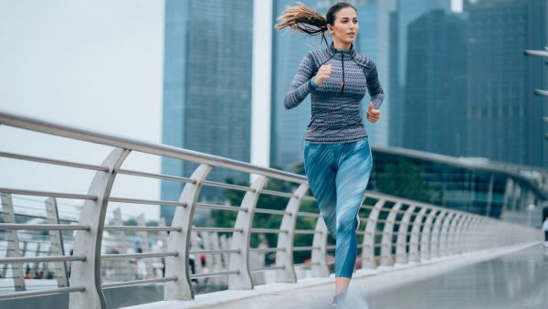 حمل الهاتف أثناء الركض خطر على الصحة