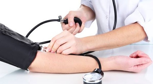 أخصائية تحدد أفضل الطرق لقياس ضغط الدم