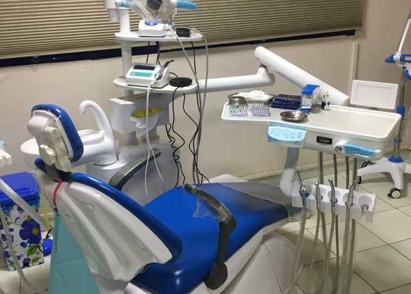 طبيبة يمنية تكشف تجاوزات فادحة في عيادات الأسنان وتتهم المجلس الطبي بالمشاركة