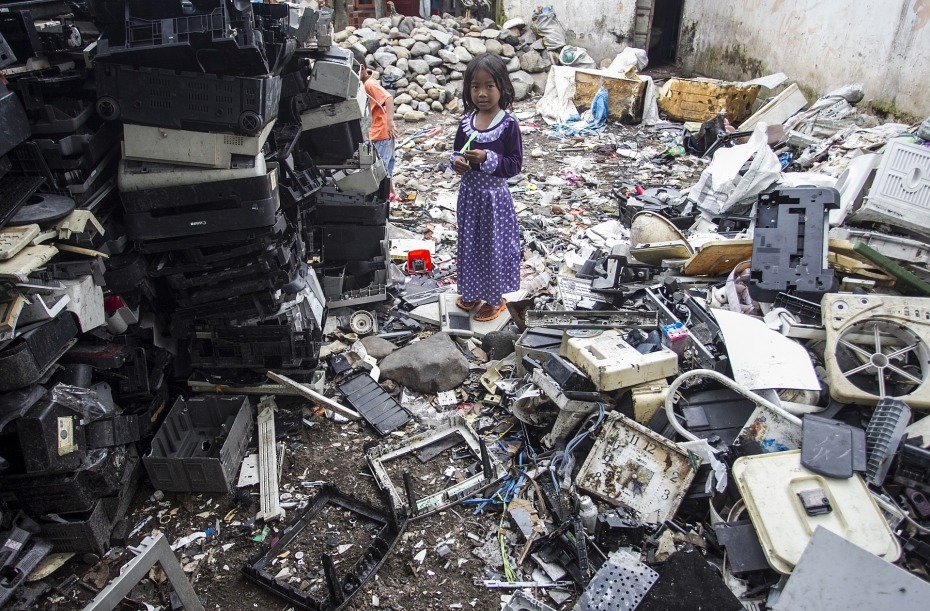 الصحة العالمية تحذر من تأثير “النفايات الإلكترونية” على صحة ملايين الأطفال