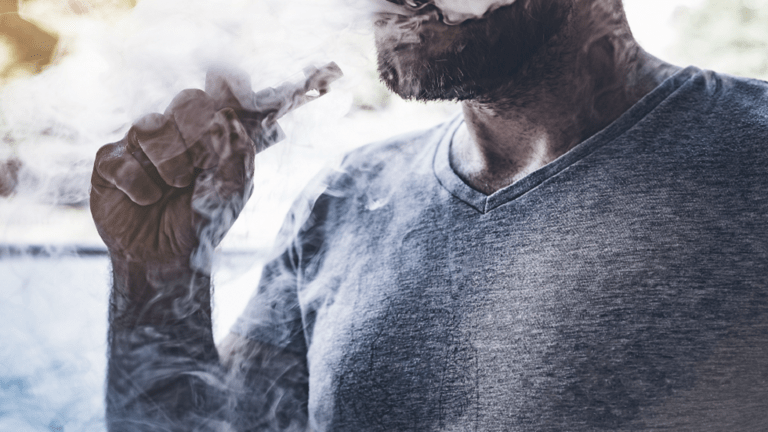 “اليد الثالثة للتدخين” يمكن أن تتلف الجلد البشري