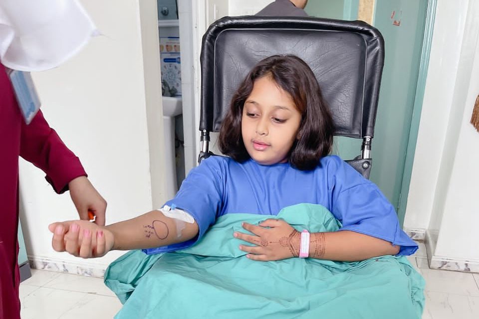 أجنبية عبرت 4 دول لتجد علاج ابنتها على يد أطباء صنعاء