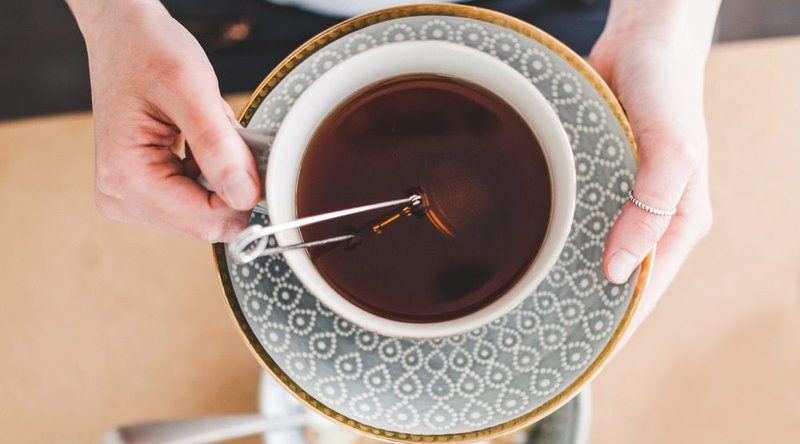 دراسة: شرب الشاي الأسود قد يطيل العمر ويعزز الصحة