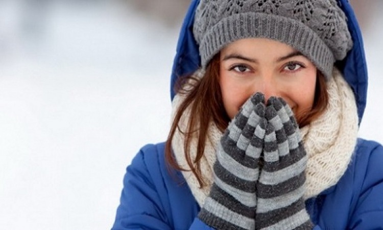 أخصائية توضح أسباب حساسية الأسنان في الشتاء