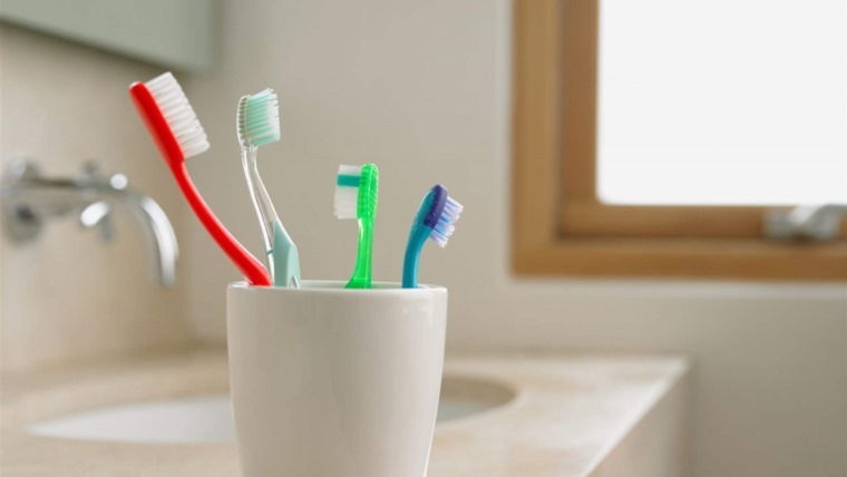 طبيبة توضح مخاطر وضع فراشي الأسنان في الحمام