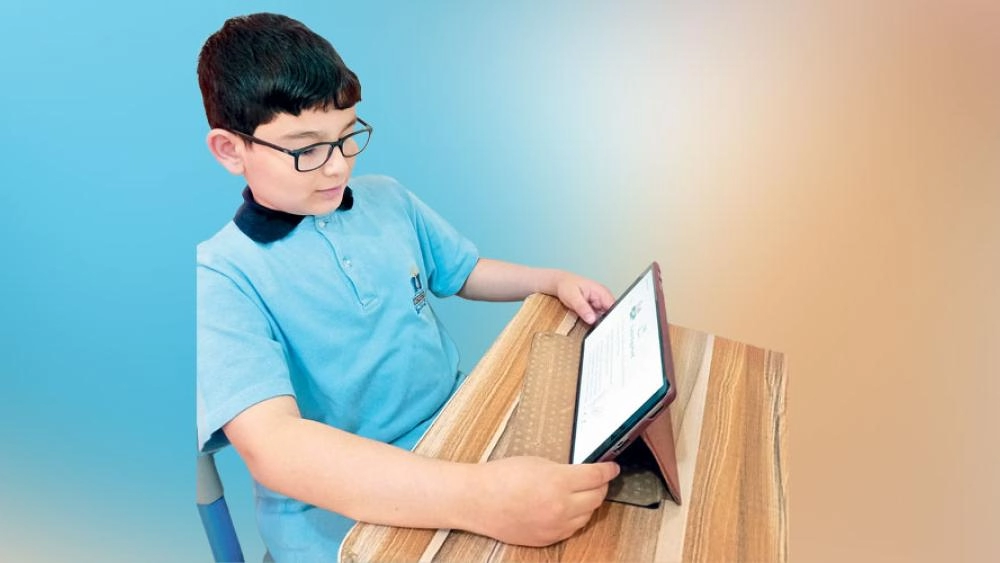 دراسة تكشف أضرار القراءة الإلكترونية على الصغار