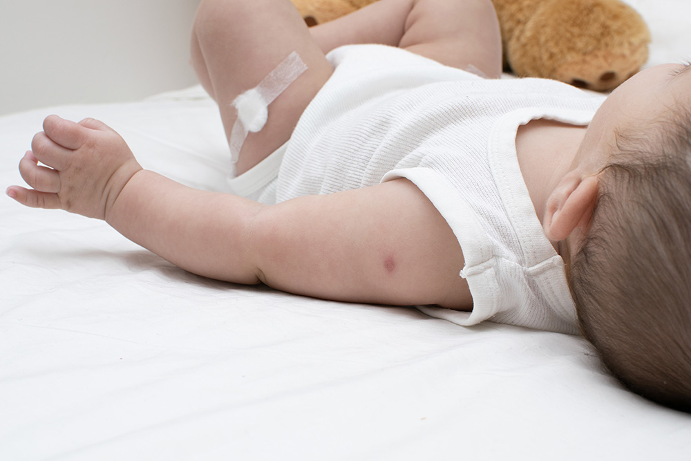 أخصائية يمنية توضح حقيقة الأعراض التي تظهر على الأطفال بعد أخذ اللقاح