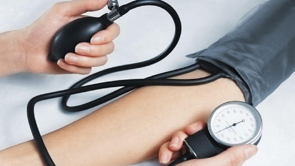 الدكتور وهاج المقطري يوضح متى يجب البدء بالعلاج الدوائي المبكر لضغط الدم